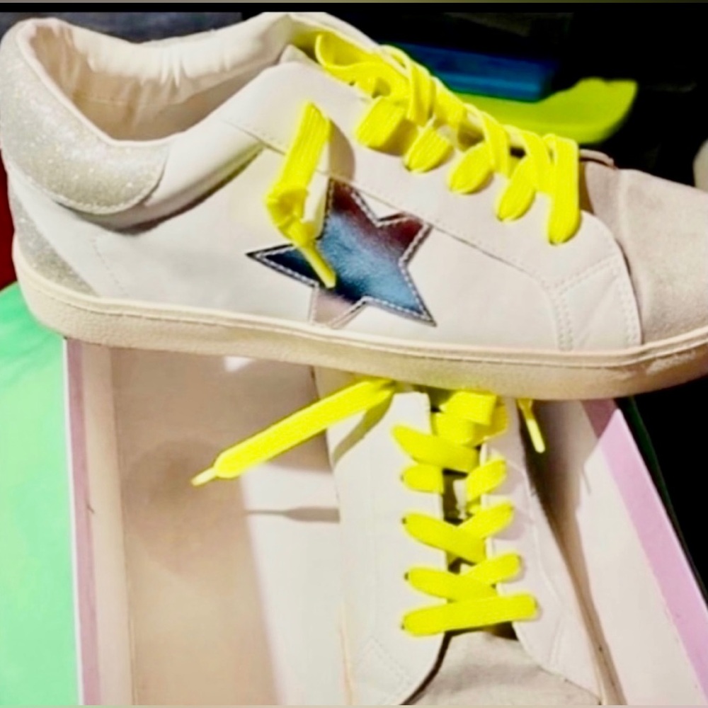 (BRAND NEW) Madden Girl Linlee Sneakers - Woman’s Size 10 w/Neon Shoestrings) - Picture 3 of 10